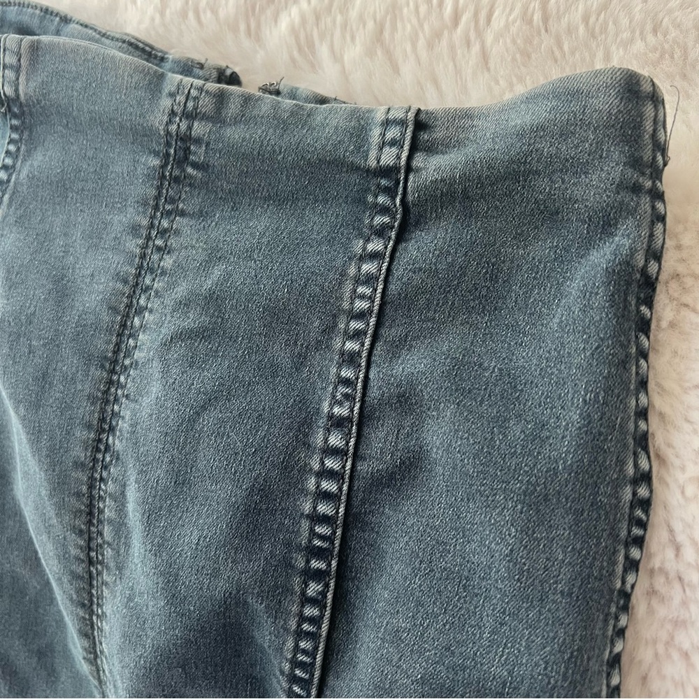 Super stretchy blue denim mini skirt
FP Modern Femme faded indigo - Picture 6 of 7